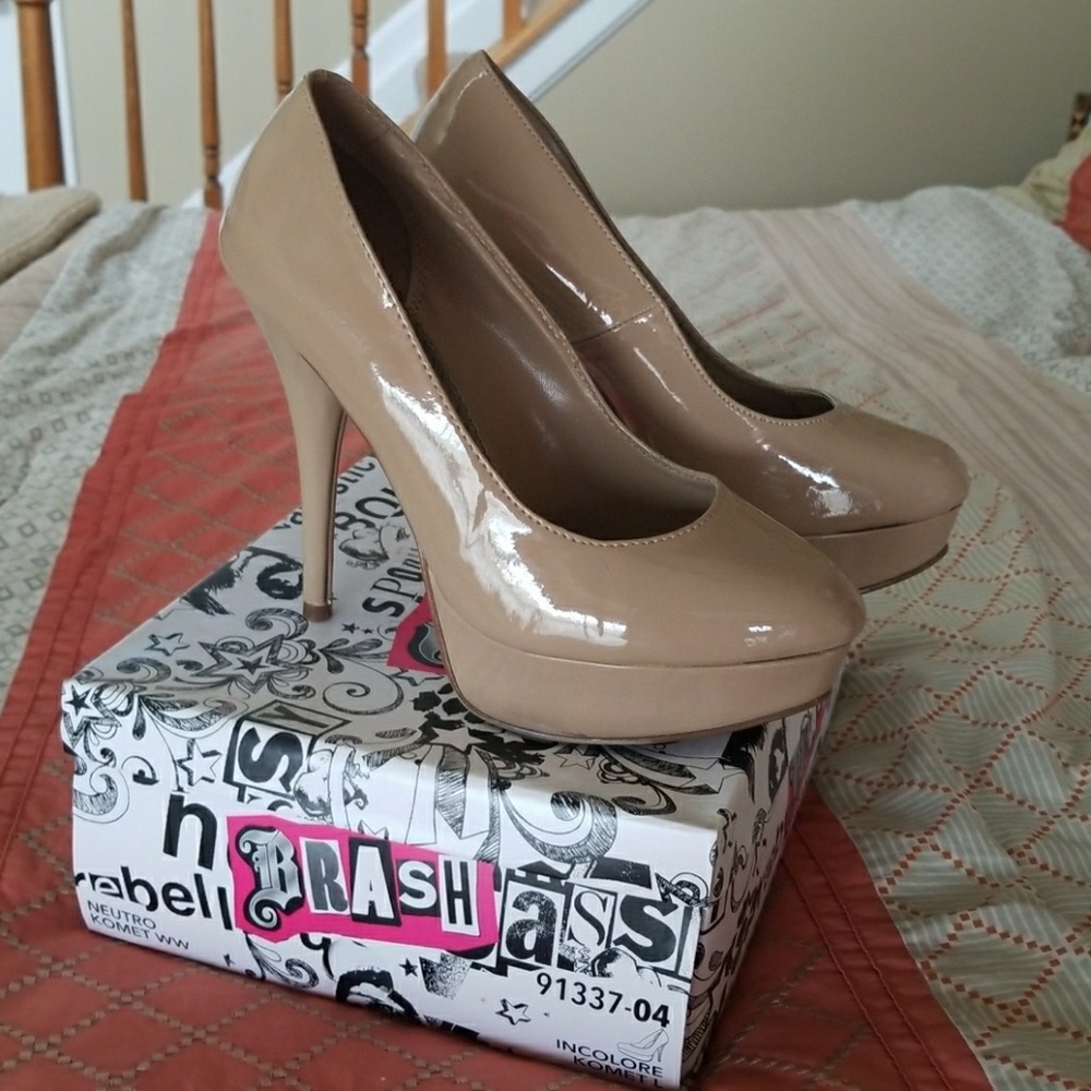 Nude pumps